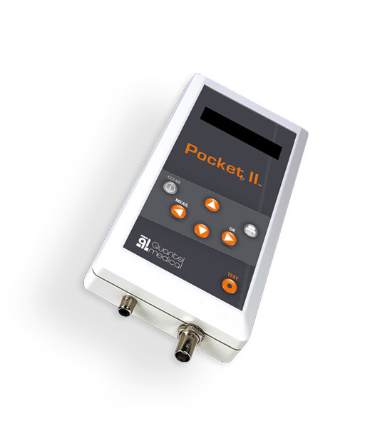 Das kleine tragbare Pocket2 Ultaschall Pachymeter Gerät auf weissem Hintergrund